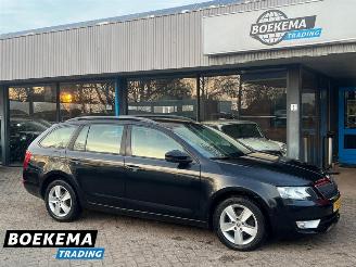 Schadeauto Skoda Octavia Combi 1.6 TDI DSG Business Climate Navi Cruise PDC 2014/5