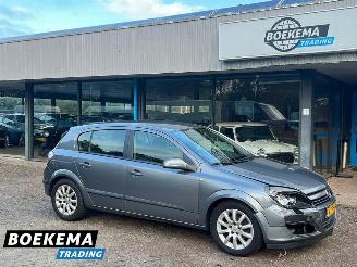 Vaurioauto  passenger cars Opel Astra 1.6 Sport 105PK Cruise Climate Trekhaak 2004/6