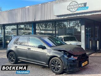 krockskadad bil auto Volkswagen Golf 1.0 TSI R-Line DSG Navigatie Climate Cruise 2018/3