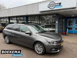 Schadeauto Peugeot 308 SW 1.2 PureTech Premium Panorama Automaat Navigatie Trekhaak PDC 2018/9