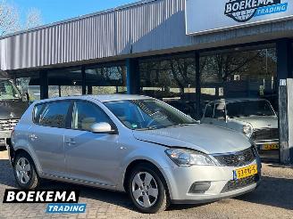 Vaurioauto  passenger cars Kia Cee d cee'd 1.4 CVVT X-tra Airco 5-Deurs 2011/6