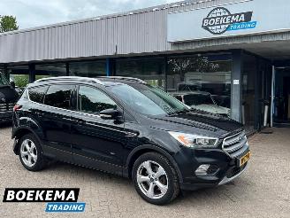 Unfallwagen Ford Kuga 1.5 EcoBoost Titanium 4WD Automaat Navigatie Stoel + Stuurverwarming 2017/1
