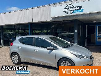 krockskadad bil auto Kia Cee d cee'd 1.6 GDI 20th Anniversary Navi Cruise control Airco 2013/8