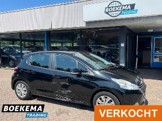 Damaged car Peugeot 208 1.2 VTi Access Navi Cruise-Control Parkeersensoren Clima 2012/12