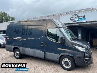 krockskadad bil bedrijf Iveco Daily 35S21V 3.0 352 Automaat Airco Schuifdeur Trekhaak 2017/12