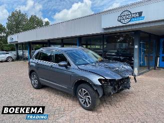 krockskadad bil auto Volkswagen Tiguan 1.4 TSI 150PK ACT DSG Navi Clima ACC Stoelverw. Comfortline Business R 2017/4