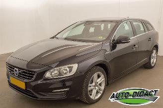 Voiture accidenté Volvo V-60 D6 2.4 AWD Plug In Hybrid Phev 2015/1