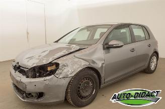 damaged passenger cars Volkswagen Golf 1.6 TDI Navi 2011/2