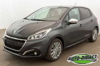 damaged passenger cars Peugeot 208 1.2 Airco Navi 2017/3