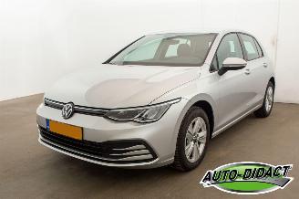 krockskadad bil auto Volkswagen Golf 1.0 TSI 3129 km Clima Navi Camera Life Business 2024/4