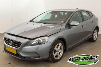 Vaurioauto  passenger cars Volvo V-40 1.6 T2 Clima Navi MOTORSCHADE Kinetic 2014/10