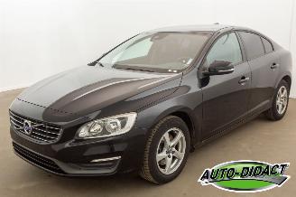 Schadeauto Volvo S-60 1.6 AT Kinetic 58.185 km Navi Clima 2015/3