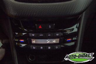 Peugeot 2008 1.2 Access Clima Navi picture 11