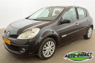 Vaurioauto  passenger cars Renault Clio 1.2-16V Airco Special Rip Curl 2008/11