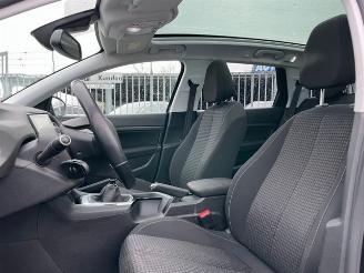 Peugeot 308 SW PureTech 1.2 Panorama / Navi / LED picture 10