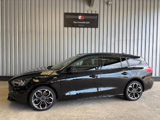 Damaged car Ford Focus Turnier ST-Line Autom / LED 2019/10