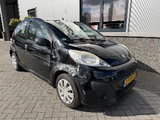 damaged passenger cars Peugeot 107 1.0 Acces Accent 2013/6