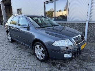 uszkodzony samochody osobowe Skoda Octavia 2.0 FSI Elegance Attractive Business Automaat 20-GXL-5 2008/9