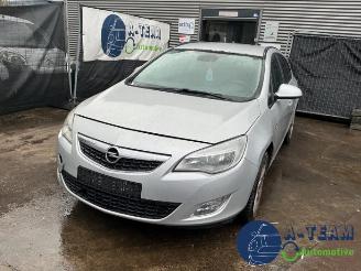 Coche siniestrado Opel Astra Astra J Sports Tourer (PD8/PE8/PF8), Combi, 2010 / 2015 1.4 16V ecoFLEX 2011/2