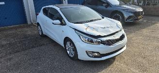 krockskadad bil auto Kia Cee d 3dr weinig schade 2013/9