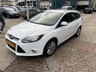 krockskadad bil auto Ford Focus 1.0 ecoboost 2013/9