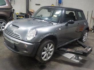 Coche siniestrado Mini Mini Mini Cooper S (R53) Hatchback 1.6 16V (W11-B16A) [120kW]  (03-2002/09-=
2006) 2002