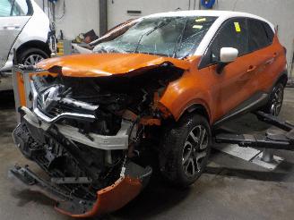 Coche siniestrado Renault Captur Captur (2R) SUV 1.2 TCE 16V EDC (H5F-403(H5F-D4)) [88kW]  (06-2013/...=
) 2014