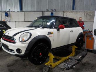 Coche siniestrado Mini Mini Mini (R56) Hatchback 1.6 16V Cooper (N12-B16A) [88kW]  (10-2006/02-201=
2) 2007