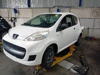 Coche siniestrado Peugeot 107 107 Hatchback 1.0 12V (384F(1KR)) [50kW]  (06-2005/05-2014) 2011