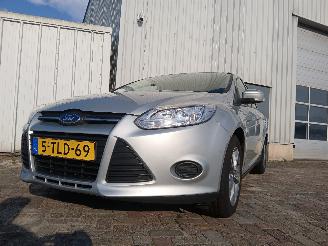 krockskadad bil auto Ford Focus Focus 3 Wagon Combi 1.0 Ti-VCT EcoBoost 12V 100 (M2DA(Euro 5)) [74kW] =
 (02-2012/05-2018) 2014/3