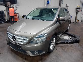 Vrakbiler auto Mercedes B-klasse B (W246) Hatchback 1.6 B-180 BlueEFFICIENCY Turbo 16V (M270.910) [90kW=
]  (11-2011/12-2018) 2012/1