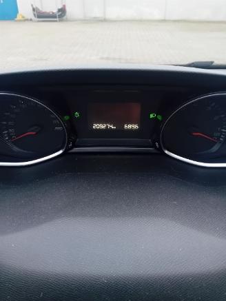 Peugeot 308 308 (L3/L8/LB/LH/LP) Hatchback 5-drs 1.2 12V e-THP PureTech 110 (EB2DT=
(HNZ)) [81kW]  (11-2013/06-2021) picture 2