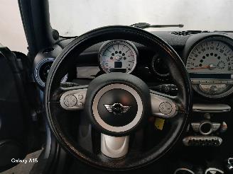 Mini Mini Mini (R56) Hatchback 1.6 16V Cooper (N12-B16A) [88kW]  (10-2006/02-201=
2) picture 17