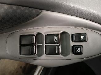 Nissan Almera Almera Tino (V10M) MPV 1.8 16V (QG18DE) [85kW]  (12-2002/02-2006) picture 13