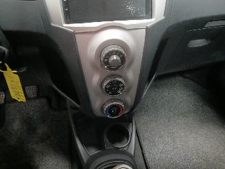 Toyota Yaris Yaris II (P9) Hatchback 1.3 16V VVT-i (2SZFE) [64kW]  (08-2005/11-2010=
) picture 17