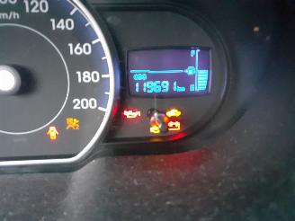 Hyundai I-10 i10 (F5) Hatchback 1.1i 12V (G4HG5) [51kW]  (04-2011/12-2013) picture 2