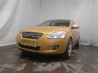 krockskadad bil auto Kia Cee d Cee'd Sporty Wagon (EDF) Combi 1.6 16V (G4FC) [90kW]  (09-2007/12-2012=
) 2008/1