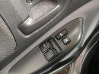 Toyota Yaris Yaris (P1) Hatchback 1.3 16V VVT-i (2SZFE) [64kW]  (04-2002/09-2005) picture 13