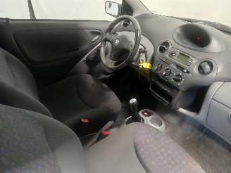 Toyota Yaris Yaris (P1) Hatchback 1.3 16V VVT-i (2SZFE) [64kW]  (04-2002/09-2005) picture 9