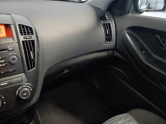 Kia Cee d Cee'd Sporty Wagon (EDF) Combi 1.4 16V (G4FA) [80kW]  (09-2007/12-2012=
) picture 13