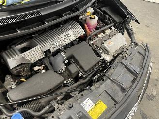 Toyota Auris Auris (E15) Hatchback 1.8 16V HSD Full Hybrid (2ZRFXE) [100kW]  (09-20=
10/09-2012) picture 18