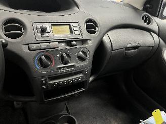 Toyota Yaris Yaris (P1) Hatchback 1.3 16V VVT-i (2SZFE) [64kW]  (04-2002/09-2005) picture 16