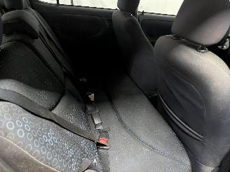 Toyota Yaris Yaris (P1) Hatchback 1.3 16V VVT-i (2SZFE) [64kW]  (04-2002/09-2005) picture 10