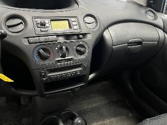 Toyota Yaris Yaris (P1) Hatchback 1.3 16V VVT-i (2SZFE) [64kW]  (04-2002/09-2005) picture 20