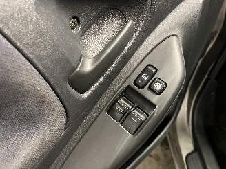 Toyota Yaris Yaris (P1) Hatchback 1.3 16V VVT-i (2SZFE) [64kW]  (04-2002/09-2005) picture 17