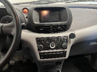 Nissan Almera Almera Tino (V10M) MPV 1.8 16V (QG18DE) [85kW]  (12-2002/02-2006) picture 16