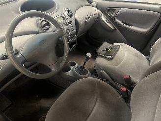 Toyota Yaris Yaris (P1) Hatchback 1.0 16V VVT-i (1SZFE) [50kW]  (04-1999/09-2005) picture 11