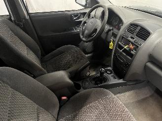 Hyundai Santa Fe Santa Fe I SUV 2.4 16V 4x4 (G4JS) [107kW]  (02-2001/02-2006) picture 13