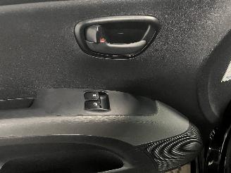 Hyundai I-10 i10 (F5) Hatchback 1.1i 12V (G4HG5) [51kW]  (04-2011/12-2013) picture 16