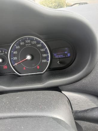 Hyundai I-10 i10 (F5) Hatchback 1.1i 12V (G4HG5) [51kW]  (04-2011/12-2013) picture 2